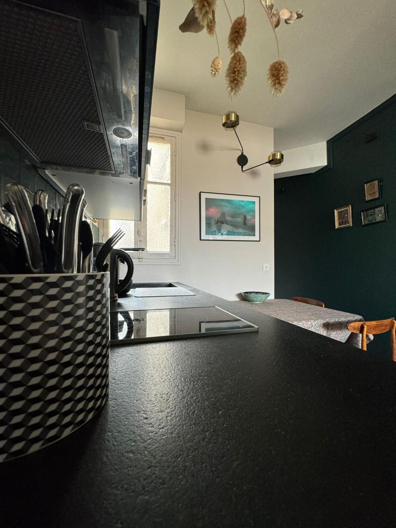 Parisien Vue Sur Tour Eiffel