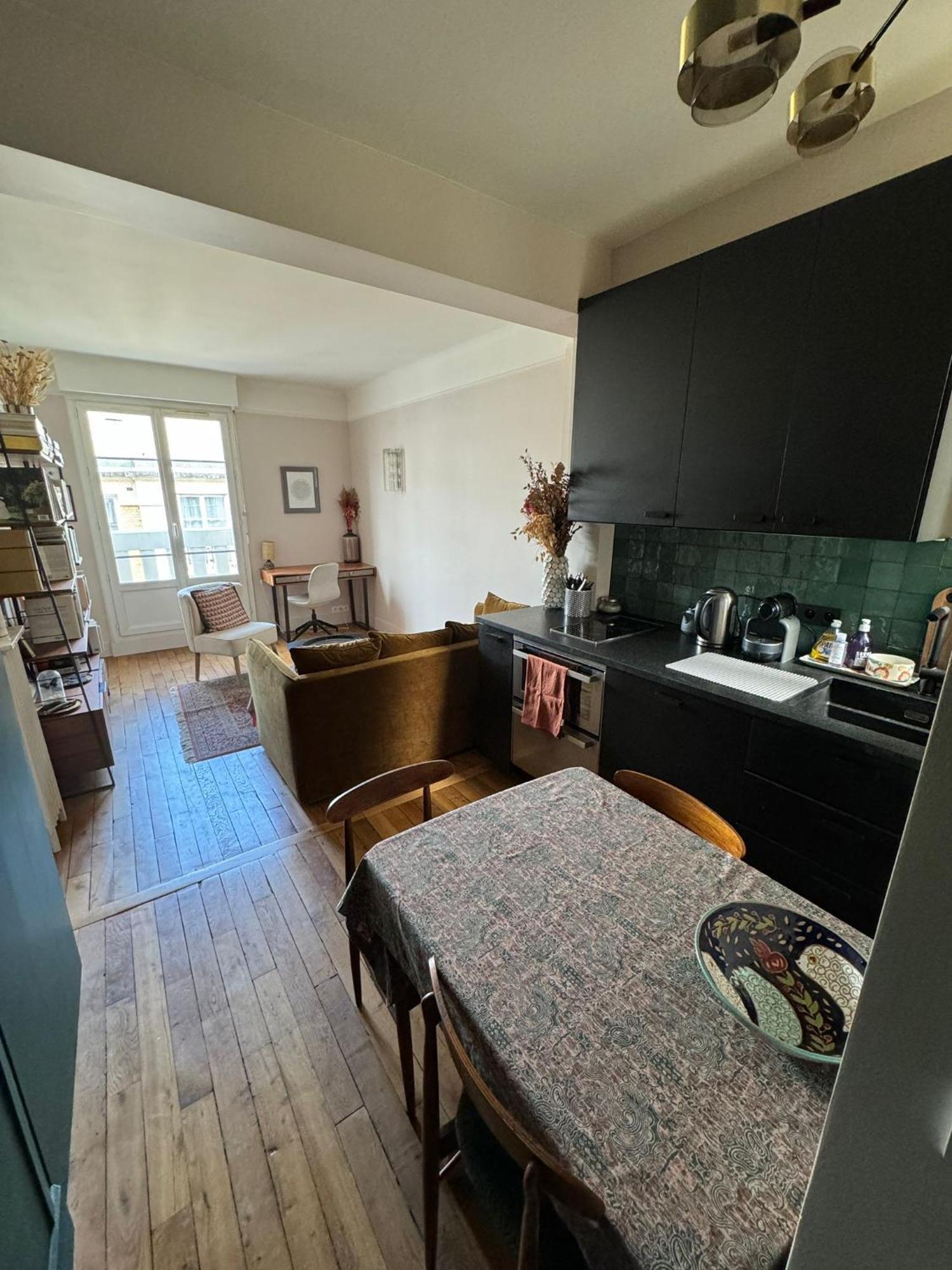 Parisien Vue Sur Tour Eiffel Paris