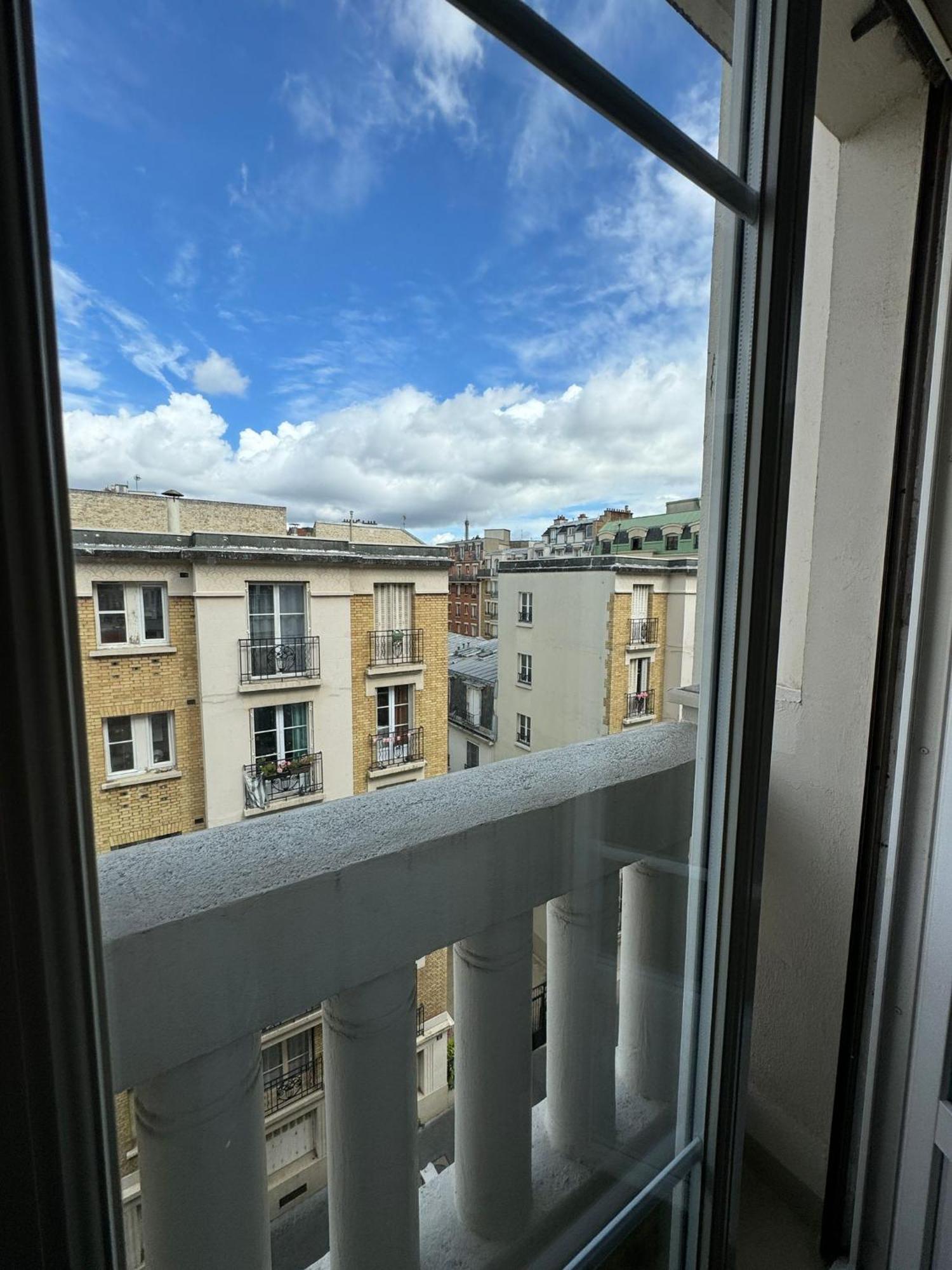 Parisien Vue Sur Tour Eiffel *