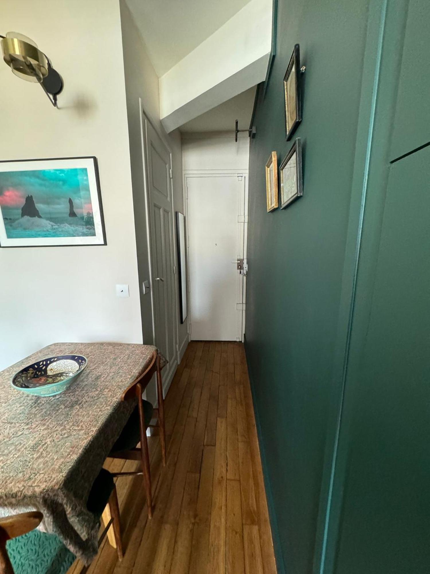 Parisien Vue Sur Tour Eiffel *